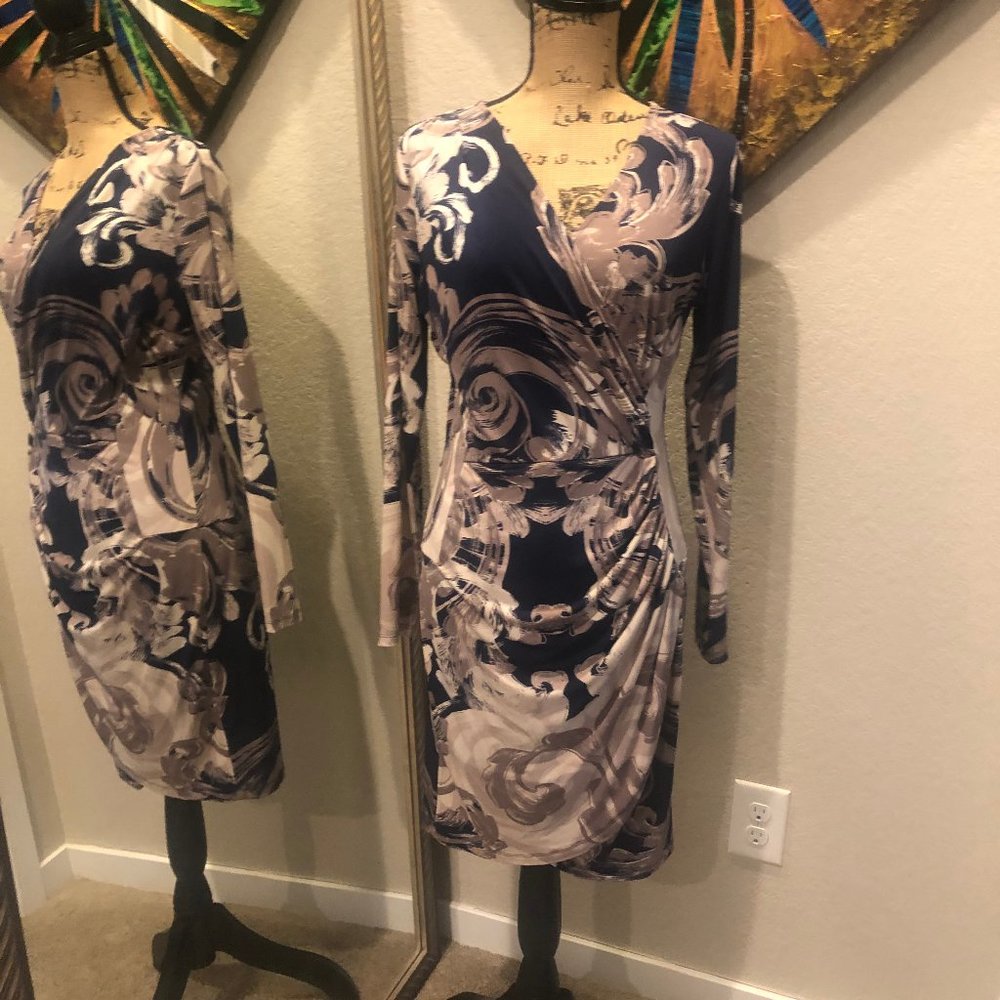 Jennifer Lopez - Long Sleeve V-neck fitted dress